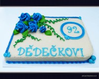 Marcipánový dort s modelovanou marcipánovou ozdobou.