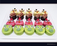Dezerty s dětskou tématikou Angry Birds.